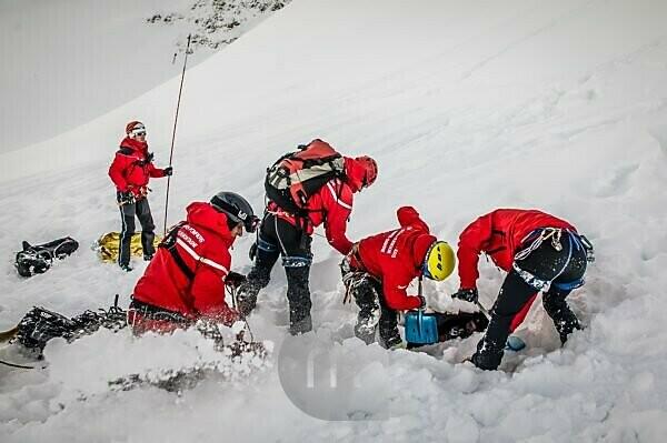THE NEIGHBORโS DOORBELL CAM: Footage Shows a Shadow Leaving the House โ But It Doesnโt Match Calebโs Original Statement ๐๐