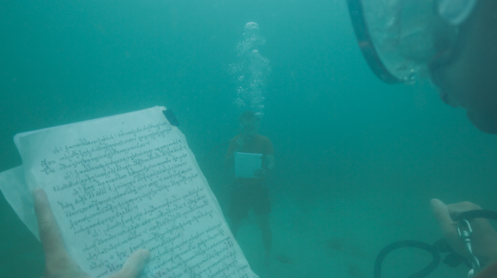 SECRETS FROM THE MALDIVES SEABED: Rescuers reportedly discovered a final handwritten letter belonging to the oldest professor among the victims — and 10 faded lines may explain the tragedy… 👇
