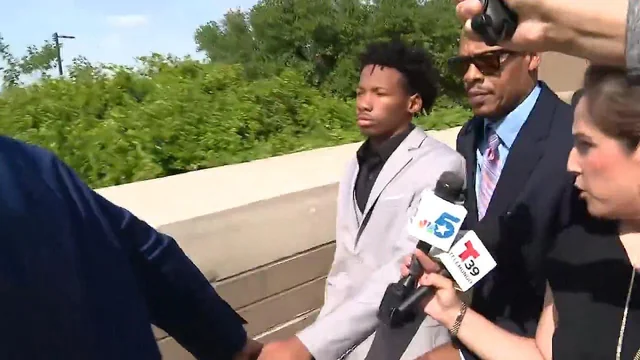 ONE HANDSHAKE, ONE TESTIMONY, AND A CASE TURNED UPSIDE DOWN: A teenage witness has introduced a detail prosecutors never expected
